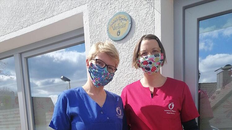 Sie haben die Masken bei ihrem Job im Einsatz: Altenpflegerin Silvia Hempfling (links) und ihre  Chefin  Anja Vierthaler vom Kulmbacher Pflegedienst Vierthaler. Foto: privat