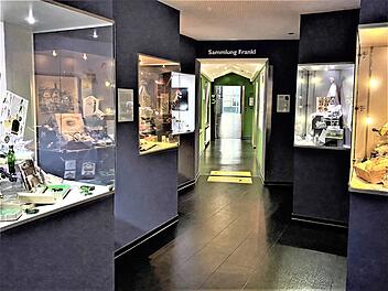 Über 3000 Exponate können im Europäischen Flakonglasmuseum Kleintettau begutachtet werden. Zur Museumsnacht wurden sie in ein Wechselbad farbigen Lichts gehüllt.  Foto: Gerd Fleischmann