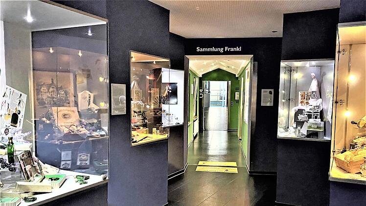 Über 3000 Exponate können im Europäischen Flakonglasmuseum Kleintettau begutachtet werden. Zur Museumsnacht wurden sie in ein Wechselbad farbigen Lichts gehüllt.  Foto: Gerd Fleischmann