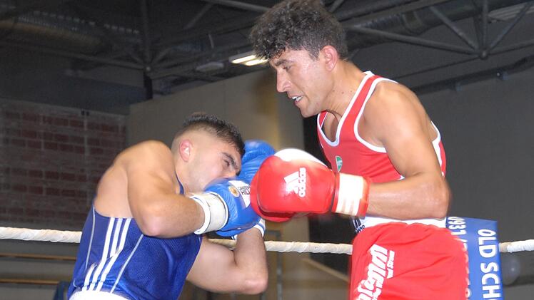 Mohammad Shadab vom TSV Bad Kissingen (rechts) landete in Würzburg einen Punktsieg über Gor Mikayelyan aus Marktredwitz-Dörflas.  Foto: Hartmut Heß