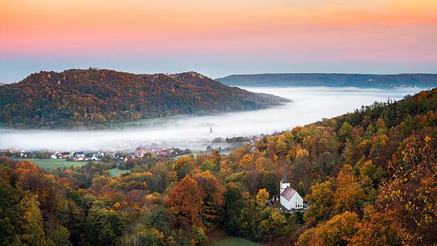 Sonnenaufgang in der Fränkischen Schweiz am Walberla im Herbst, Herbstlaub, Wandern, Wanderung, Ausflug, Nebel, Dunst