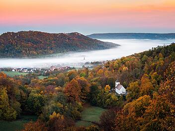 Sonnenaufgang in der Fränkischen Schweiz am Walberla im Herbst, Herbstlaub, Wandern, Wanderung, Ausflug, Nebel, Dunst