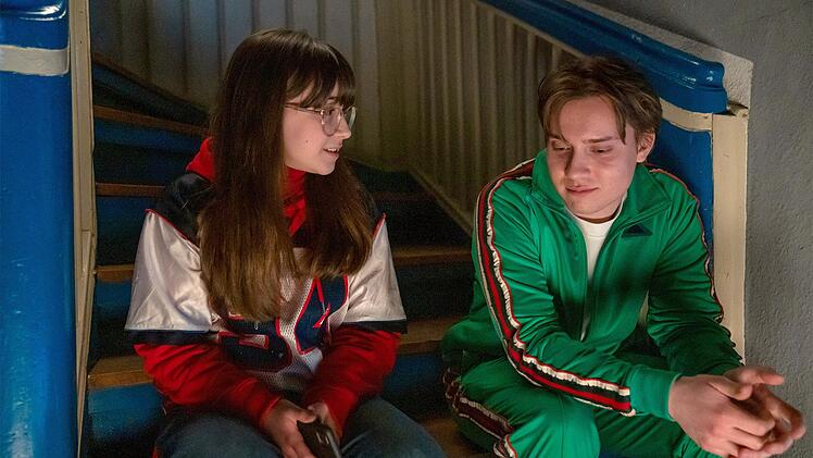 Merle Witt (Elsa Krieger) versucht, ein Gespräch mit Michael Zoschitz (Oliver Szerkus) anzufangen.