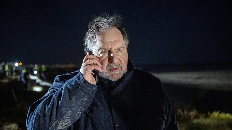 Martin B&uuml;scher (Wolf Bachofner), Chef der Polizei Aurich, leitet seine Mitarbeiter um Hauptkommissarin Ann Kathrin Klaasen an, die ganze Insel Langeoog nach Marvin abzusuchen.