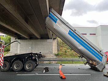 A9 bei Bayreuth gesperrt - Lkw bleibt an Br&uuml;cke h&auml;ngen