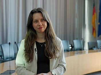 Zoe Mayer, Bundestagsabgeordnete f&uuml;r die Partei B&uuml;ndnis 90/Die Gr&uuml;nen, k&auml;mpft f&uuml;r bessere Einblick in Tierversuchslabore.
