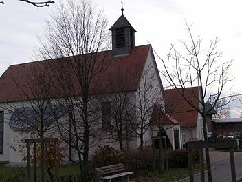 Das kleine Glockentürmchen auf der Gnadenkirche in Wiesentheid muss ersetzt werden, damit es das neue elektrische Geläut tragen kann. Die Arbeiten sollen im Frühjahr beginnen.  Foto: Berthold