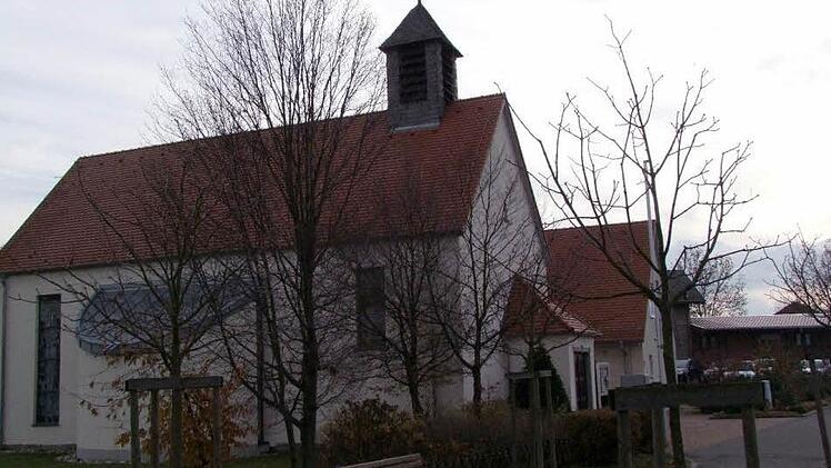 Das kleine Glockentürmchen auf der Gnadenkirche in Wiesentheid muss ersetzt werden, damit es das neue elektrische Geläut tragen kann. Die Arbeiten sollen im Frühjahr beginnen.  Foto: Berthold