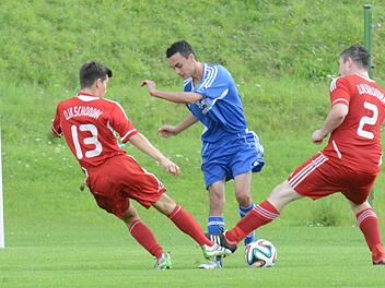 Kein Durchkommen: Schondras Tizian Rölling (links) und Michael Müller versperren den Weg für Levin Gessner (SV Aura). Foto: ssp
