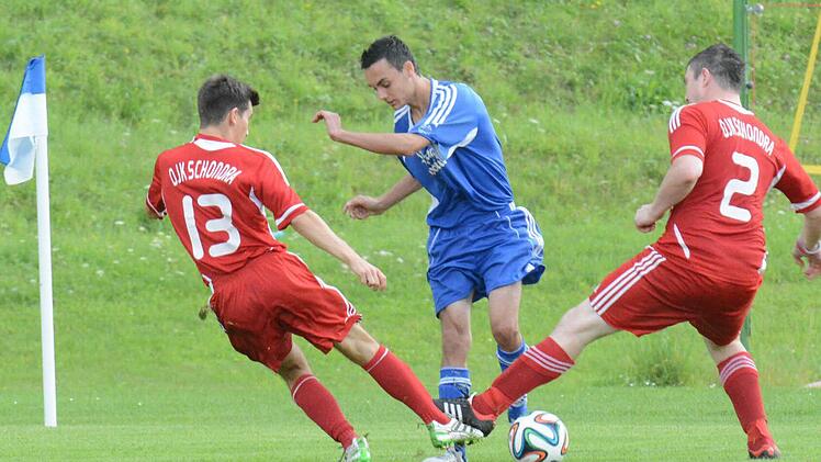 Kein Durchkommen: Schondras Tizian Rölling (links) und Michael Müller versperren den Weg für Levin Gessner (SV Aura). Foto: ssp