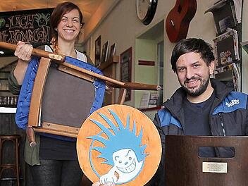 Kristina Fritz zeigt einen der alten, auseinander gebrochenen Stühle. Nun soll durch Spenden für Ersatz gesorgt werden. Mit im Bild ist Samuel Rauch, Leiter des Struwwel. Foto: Anna-Lena Lessmann