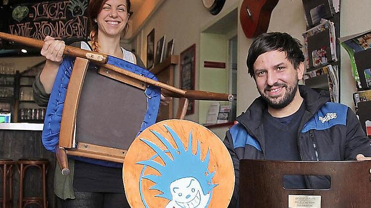 Kristina Fritz zeigt einen der alten, auseinander gebrochenen Stühle. Nun soll durch Spenden für Ersatz gesorgt werden. Mit im Bild ist Samuel Rauch, Leiter des Struwwel. Foto: Anna-Lena Lessmann