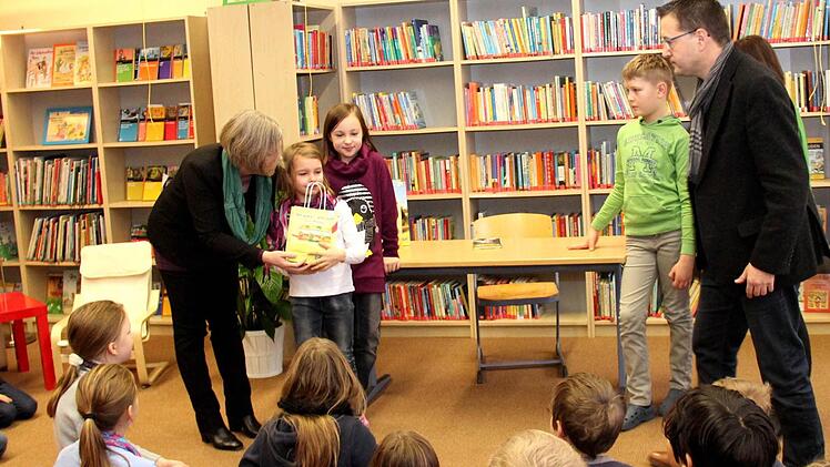 Kerstin Blum tröstet die kleine Finja. Foto: Johanna Blum