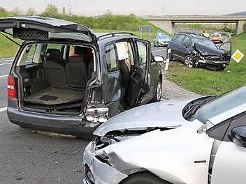 Die Insassen dieser drei am Unfall auf der B 303 bei Weidhausen beteiligten Fahrzeuge wurden zum Teil schwer verletzt.  Foto: Michael Stelzner