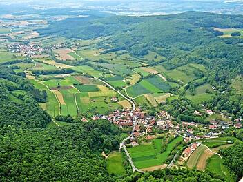Die "Fränkische Toskana: Blick von Tiefenellern (rechts im Bild) nach Lohndorf, ganz oben links liegt Litzendorf. Foto: Ronald Rinklef