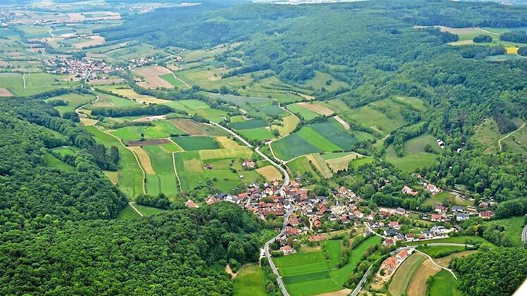 Die "Fränkische Toskana: Blick von Tiefenellern (rechts im Bild) nach Lohndorf, ganz oben links liegt Litzendorf. Foto: Ronald Rinklef