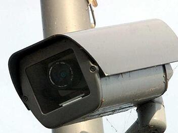 Nach der Auswertung der Bilder, die eine &Uuml;berwachungskamera aufgenommen hat, kann die Polizei den T&auml;ter jetzt beschreiben. Symbolbild: Archiv