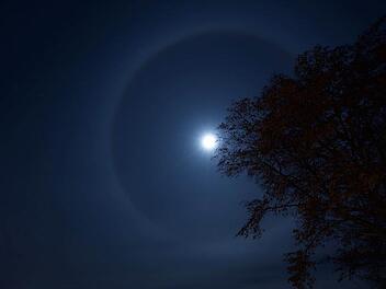 Am Abend des 14. Novembers ist vielerorts ein Halo um den Supermond zu beobachten. So sah der helle Lichtring von Coburg aus betrachtet aus. Foto: Philipp Bratsch
