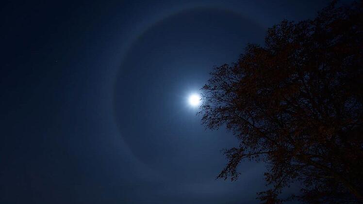 Am Abend des 14. Novembers ist vielerorts ein Halo um den Supermond zu beobachten. So sah der helle Lichtring von Coburg aus betrachtet aus. Foto: Philipp Bratsch