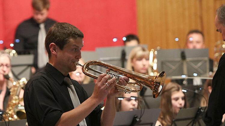 Begeisterten Beifall verdiente sich die Blaskapelle Meeder bei ihrem Jahreskonzert in der ausverkauften Schulturnhalle. Foto: Jochen Berger
