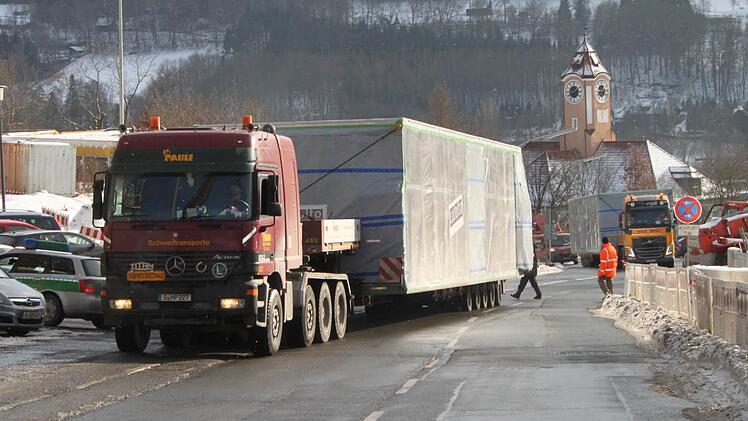 Mit Schwertransportern wurden die Container angeliefert. Foto: Alexander Hartmann