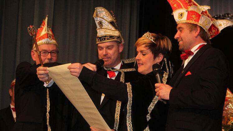 Die Überraschung ist gelungen: Zwei Singles bilden im Jubiläumsjahr der Faschingsgesellschaft das Majestätengespann: Heiko Weinmann und Verena Ramming. Der Präsident der Faschingsgesellschaft Andy Sesselmann freute sich diebisch über den Super-Coup - ebenso wie Prinzenmacher Heiko Tautermann.Sonny Adam