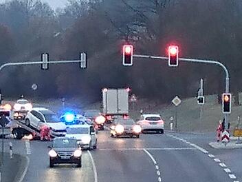 Auf der Kreuzung Mainleus-Mitte hat es, seit die neue Ampel in Betrieb genommen wurde, zum ersten Mal gekracht. Der Unfall ereignete sich am Dienstagfrüh um 7.45 Uhr. Foto: privat