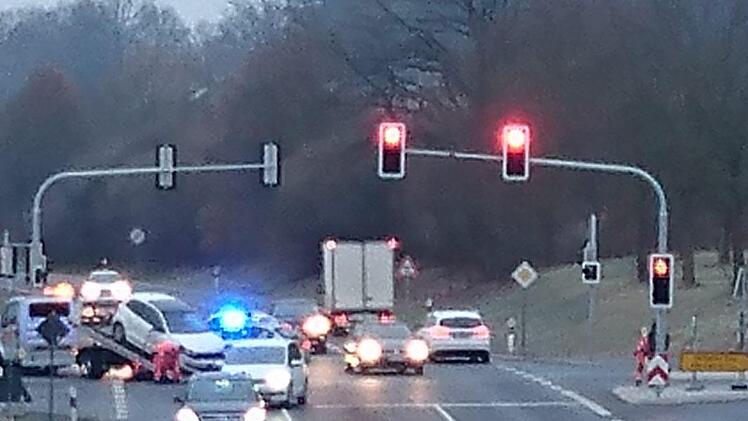 Auf der Kreuzung Mainleus-Mitte hat es, seit die neue Ampel in Betrieb genommen wurde, zum ersten Mal gekracht. Der Unfall ereignete sich am Dienstagfrüh um 7.45 Uhr. Foto: privat