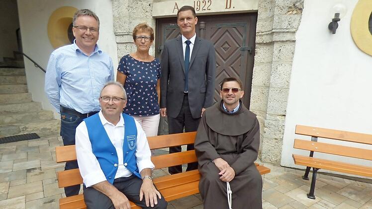 Beim Probesitzen auf einer der neuen Bänke: Markus Habermann, Agnes Brendel, Jürgen Langenfelder, Andreas Lang und Pfarrer Flavian Michali  Fotos: Thomas Weichert