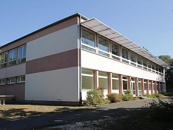 Das alte Schulhaus in Zentbechhofen wird abgerissen und macht Platz für einen Kindergarten-Neubau.  Foto: Andreas Dorsch
