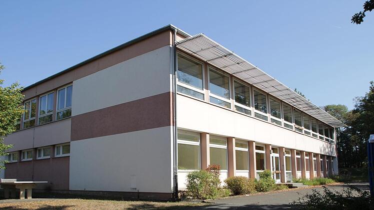 Das alte Schulhaus in Zentbechhofen wird abgerissen und macht Platz für einen Kindergarten-Neubau.  Foto: Andreas Dorsch