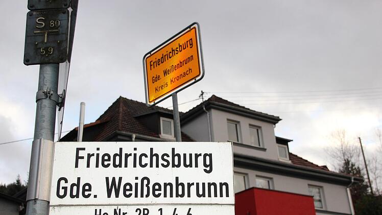 Hier sind Straßen- und Ortsschilder nahe beieinander. Foto: Andreas Schmitt
