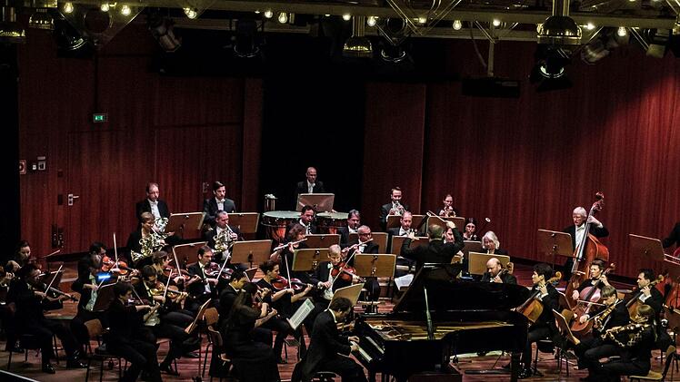 Der Pianist Alexander Schimpf war der umjubelte Solist beim Sinfoniekonzert des Landestheaters im Coburger Kongresshaus. Am Dirigentenpult stand als Gast Johannes KlumppFoto: Jochen Berger