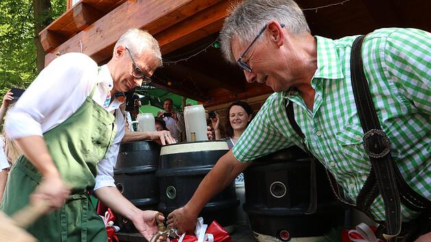 Nach drei Schlägen rief  Oberbürgermeister Uwe Kirschstein beim 179. Forchheimer Annafest: "Oogschdochn is'. Auf ein wundervolles, friedliches Annafest 2019." Fotos: Josef Hofbauer