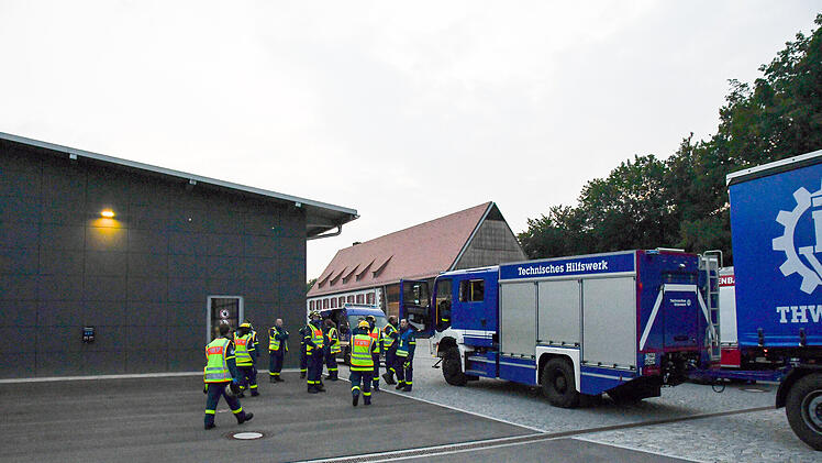 Auffahrunfall mit Lastwagen: Helfer müssen 700 lebende Hühner umladen
