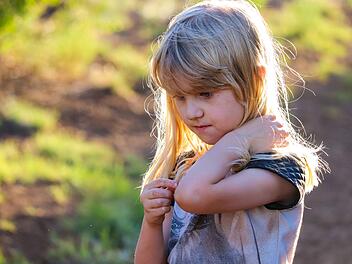 Ebermannstadt: Autofahrerin (83) &uuml;bersieht M&auml;dchen auf Tretroller - Kind ger&auml;t unter Auto