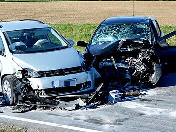 Fahrzeuge kollidieren frontal: Renault kommt von Fahrbahn ab und f&auml;hrt in Gegenverkehr