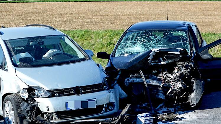 Fahrzeuge kollidieren frontal: Renault kommt von Fahrbahn ab und f&auml;hrt in Gegenverkehr