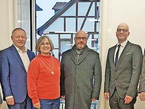 Bei der Spenden&uuml;bergabe: (von links) Roland Friedrich (Vorstandsvorsitzender Sparkasse Bad Kissingen), Thomas Bold (Landrat Bad Kissingen), Michaela Atzler (Gesch&auml;ftsf&uuml;hrerin Theresienspitalstiftung), Gerd Greier (Pfarrer und Verwaltungsratsvorsit...