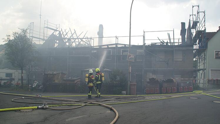 Brand im Dachstuhl: Feuer zerst&ouml;rt Doppelhaus im Kreis Bayreuth