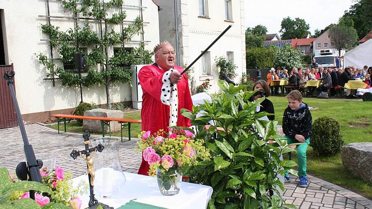 Im Gottesdienst verkörperte Werner Dallner (örtlicher Vorsitzender der Teilnehmergemeinschaft) einen König, der die Bedeutung von Salz am eigenen Leib erfahren musste.