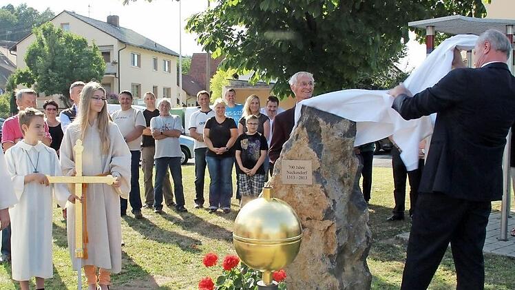Bürgermeister Gerald Brehm enthüllt den Gedenkstein 700 Jahre Nackendorf.