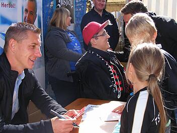 Geduldig schrieb FCN-Star Marek Mintal Autogramme für seine überwiegend jungen Fans. Tobi (rechts im Bild) wich seinem Idol dabei nicht von der Seite. Fotos: Mona Lisa Eigenfeld