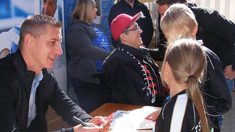 Geduldig schrieb FCN-Star Marek Mintal Autogramme für seine überwiegend jungen Fans. Tobi (rechts im Bild) wich seinem Idol dabei nicht von der Seite. Fotos: Mona Lisa Eigenfeld
