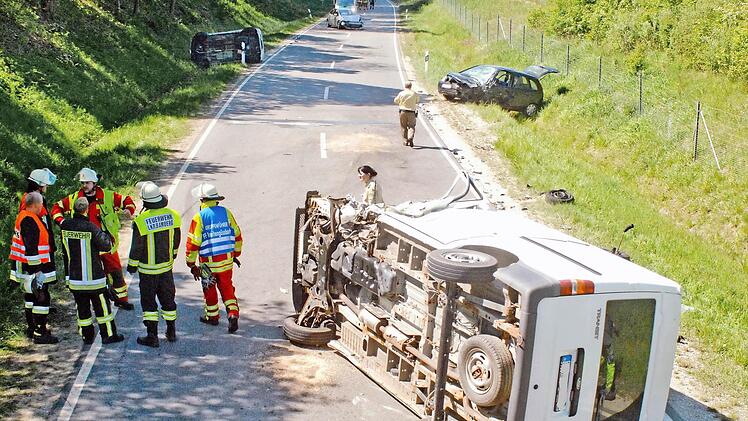 Im Mai 2011 hatte sich nur wenig entfernt von der Stelle, an der gestern das Reh saß, ein schwerer Unfall ereignet, in den vier Autos verwickelt waren. Ronald Rinklef