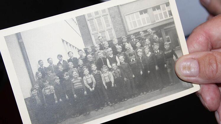 1952 brachte sich die Klasse für ein Erinnerungsfoto vor der Anton-Kliegl-Schule auf einer Treppe in Position. Nach einigen Umbauten ist von dieser Treppe mittlerweile nur noch eine Stufe übrig.