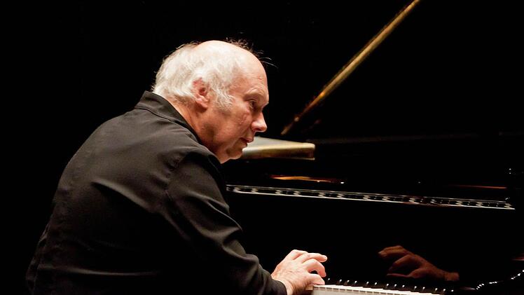 Faszinierender Pianist und genialer Musik-Erklärer: Michael Leslie bei seinem Beethoven-Abend in Coburg. Foto: Jochen Berger