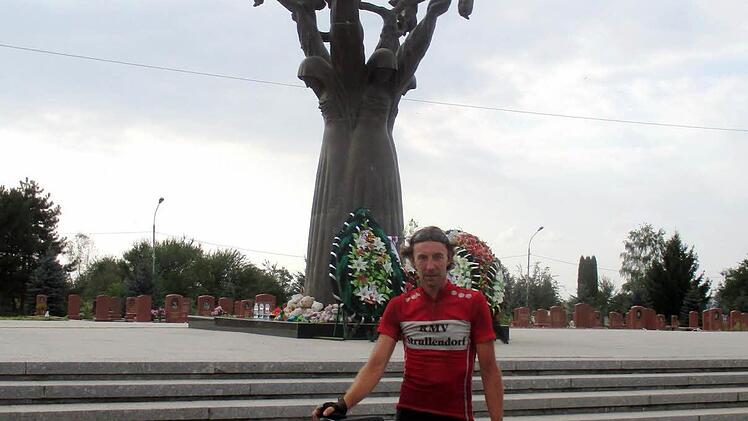 Heinrich Bickel vor dem Friedhof von Beslan mit dem Denkmal für die ermordeten Kinder von Beslan