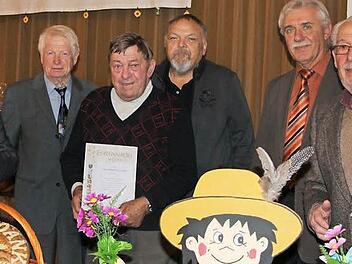 Der Obst- und Gartenbauverein Gehülz zeichnete Leonhard Welscher, Gertrud Biesenecker und Dietmar Frölking mit der Ehrennadel in Gold aus. Das Bild zeigt, von links, Vorsitzenden Eugen Krupp, Schriftführer Hans-Werner Weber, den Geehrten Leonhard Welscher, Kulturwart Roland Hagen, Stadtrat Hans Simon und den ehemaligen Gartenbauer-Kreisvorsitzenden Peter Cembrowicz.  Foto: Rainer Glissnik