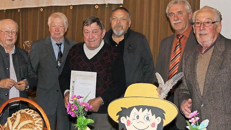 Der Obst- und Gartenbauverein Gehülz zeichnete Leonhard Welscher, Gertrud Biesenecker und Dietmar Frölking mit der Ehrennadel in Gold aus. Das Bild zeigt, von links, Vorsitzenden Eugen Krupp, Schriftführer Hans-Werner Weber, den Geehrten Leonhard Welscher, Kulturwart Roland Hagen, Stadtrat Hans Simon und den ehemaligen Gartenbauer-Kreisvorsitzenden Peter Cembrowicz.  Foto: Rainer Glissnik